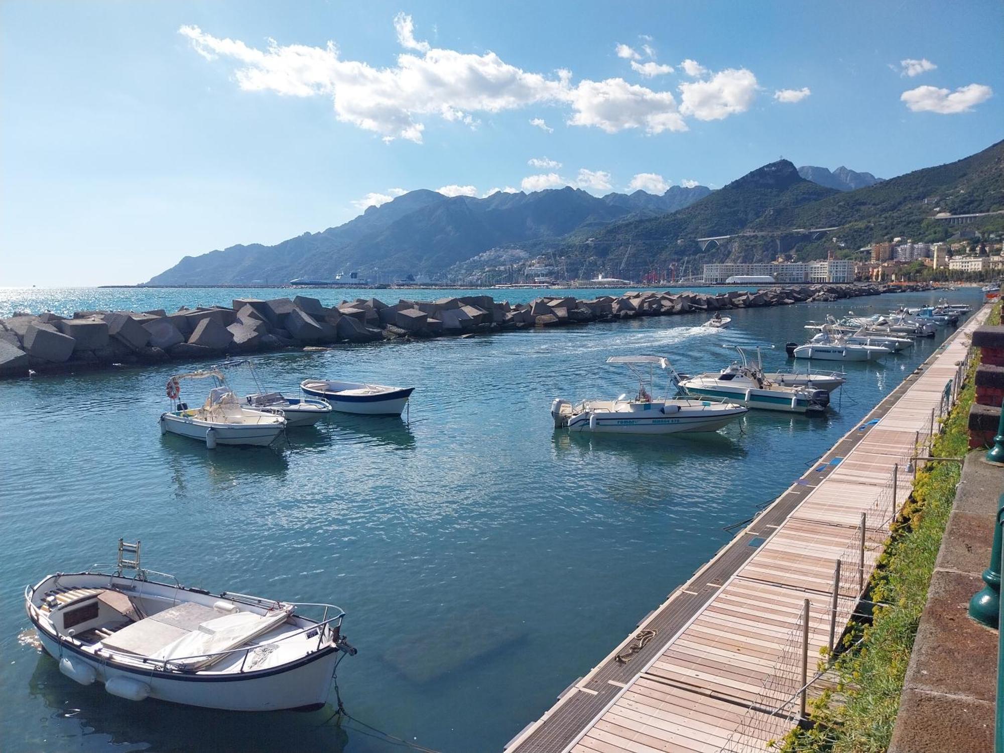 Casa Vacanza La Maison De Losyram Art Salerno Bagian luar foto