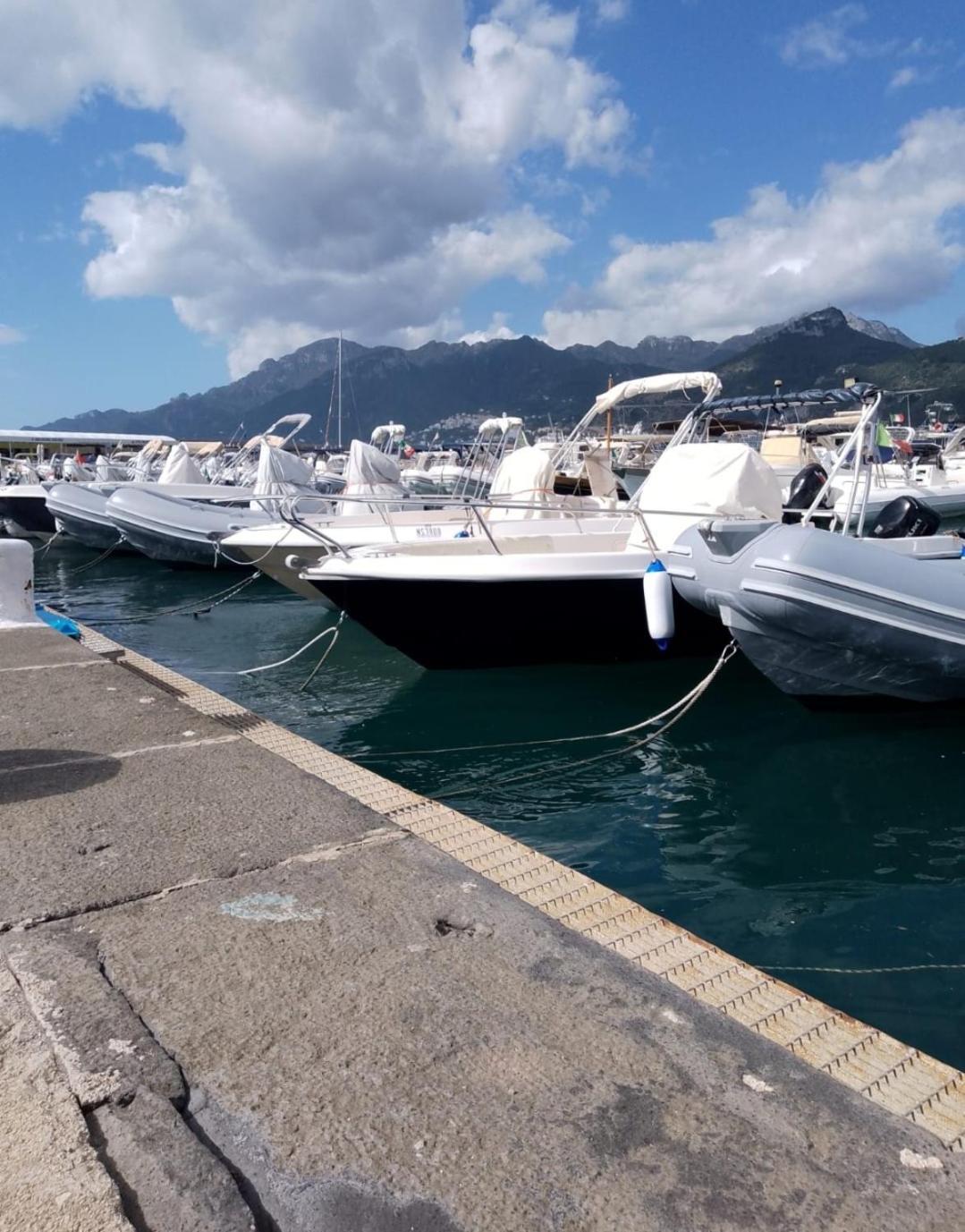 Casa Vacanza La Maison De Losyram Art Salerno Bagian luar foto