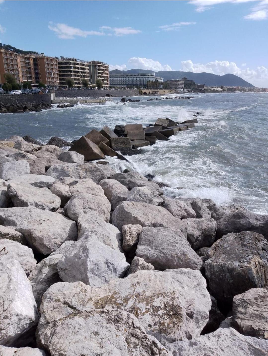 Casa Vacanza La Maison De Losyram Art Salerno Bagian luar foto